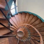 Escalier en colimaçon en bois de l'immeuble ancien où se trouve La Suite Devosge à Dijon