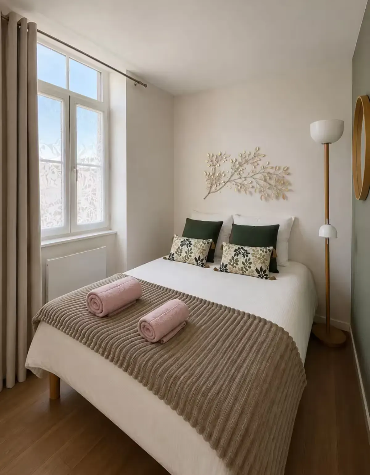Vue d'ensemble de la chambre de La Suite Devosge à Dijon, lit double et grande fenêtre lumineuse