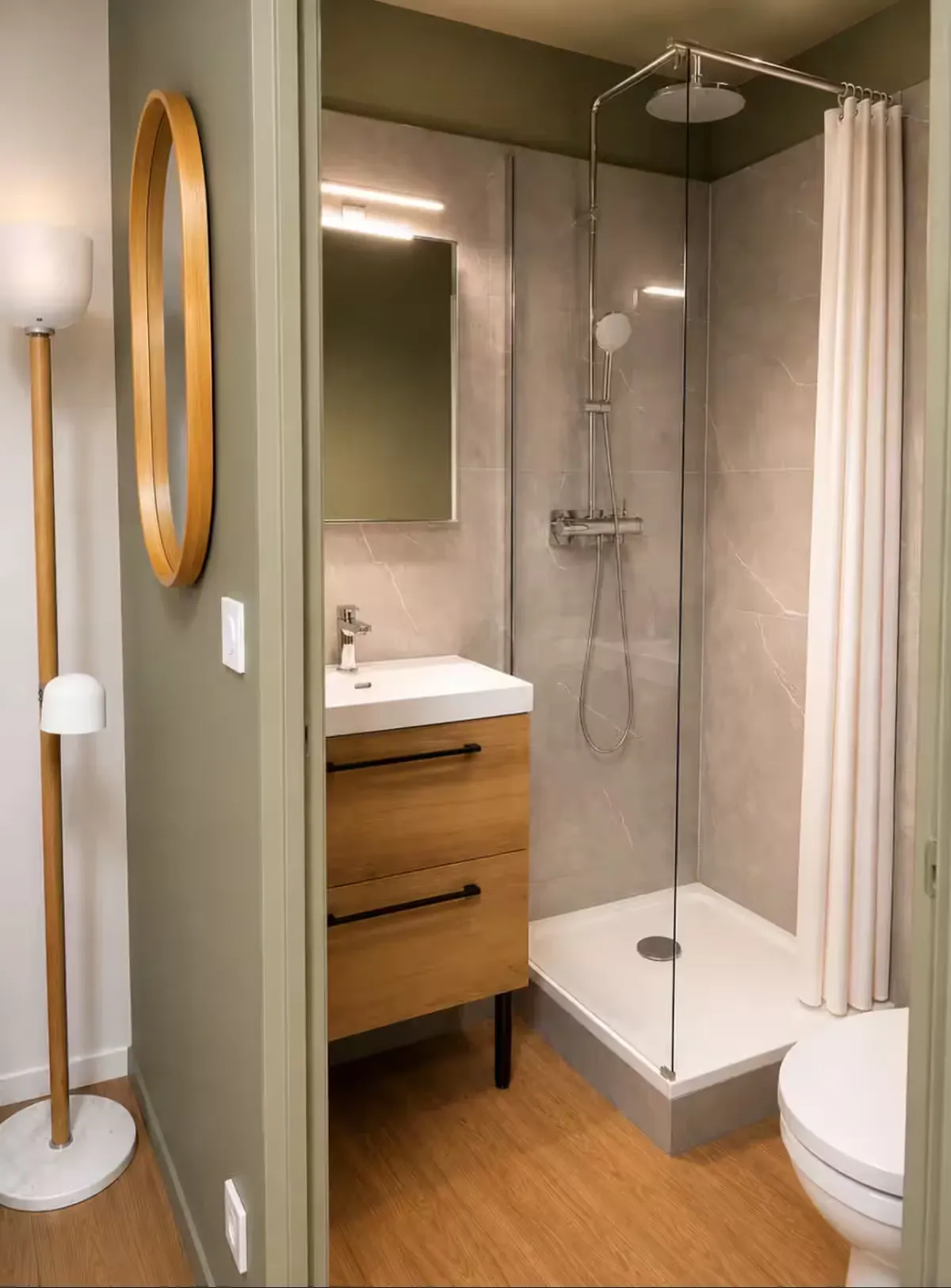 Salle de bain moderne de La Suite Devosge à Dijon avec douche à l'italienne, vasque en bois et miroir rond