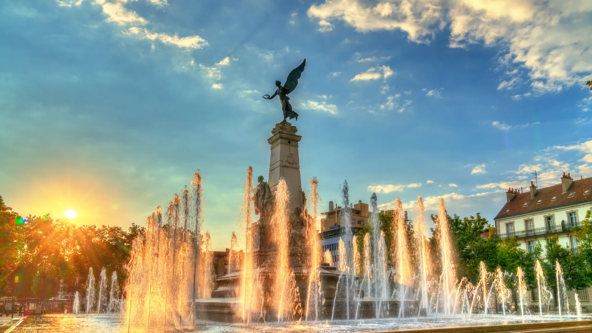 Fontaine et statue au centre-ville de Dijon, illustrant la page Nos logements de Stay & Clé