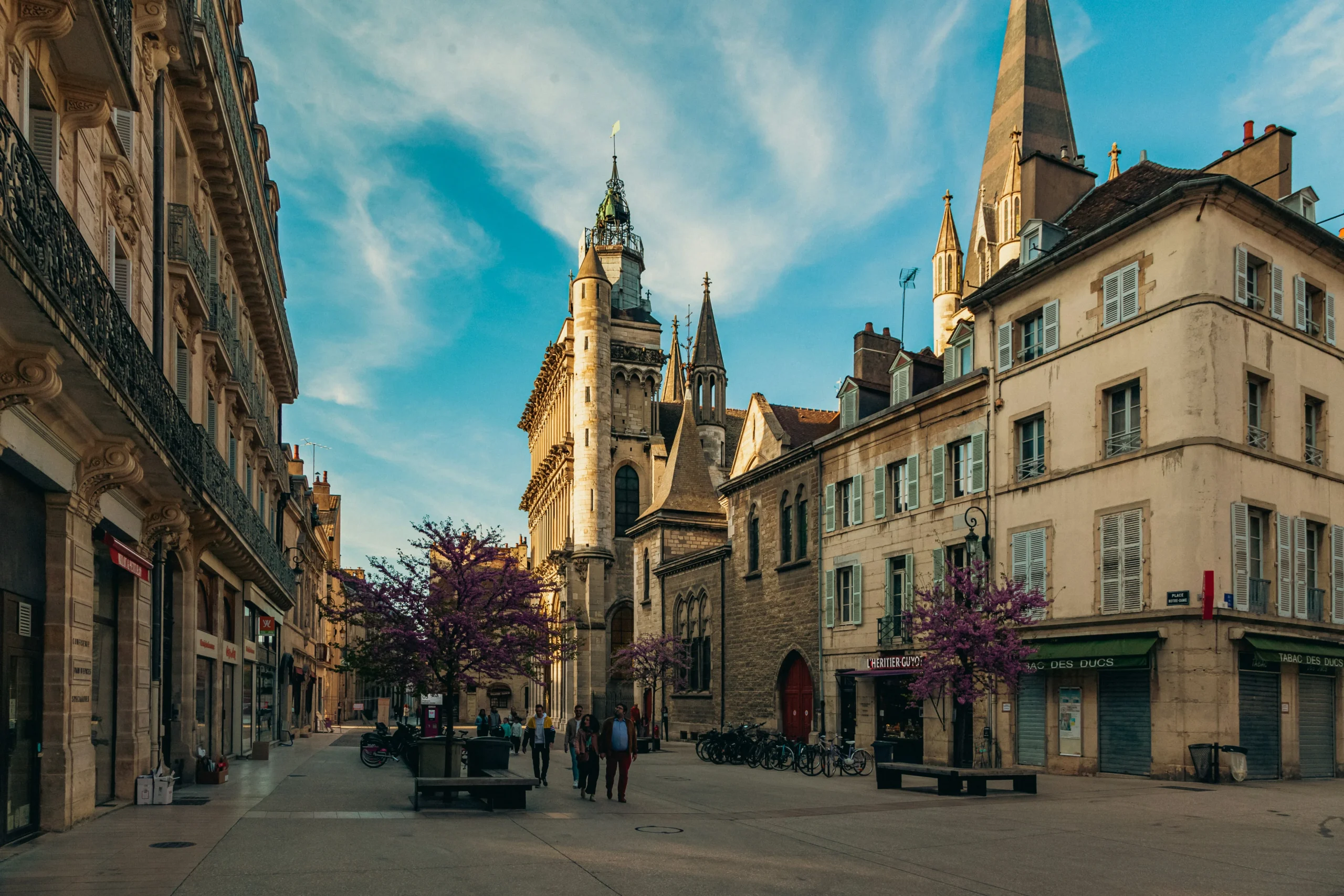 Ruelle pavée du centre historique de Dijon avec ses maisons à colombages, illustrant la page Séjourner à Dijon